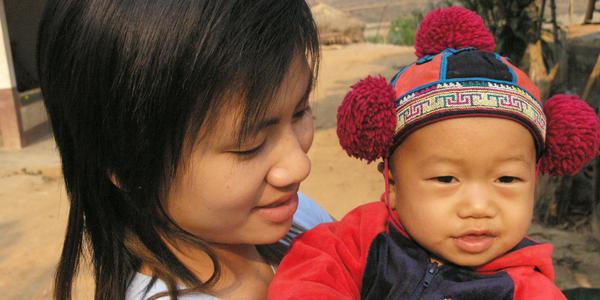 Dítě kmene Hmong