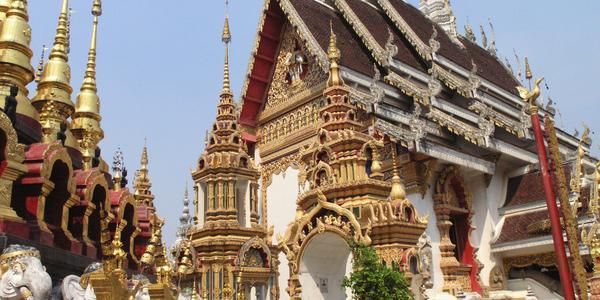Impozantní Wat Phra Suthon