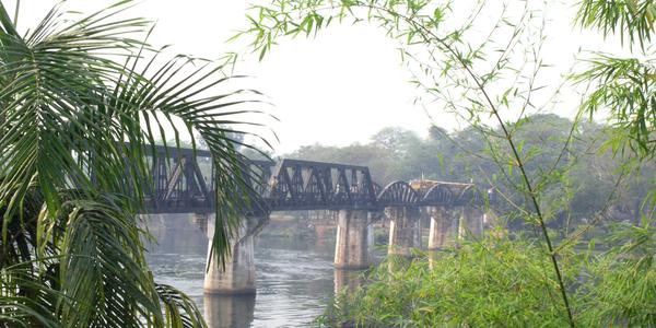 Kanchanaburi. most pres řeku Kwai