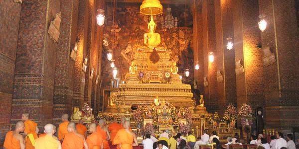Mniši a laikové v chrámu Wat Po, Bangkok