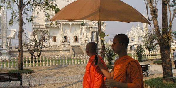 Mniši před Wat Rong Khun