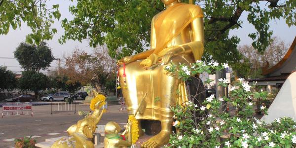 Před chrámem Wat Phra Buddha Chinarat, Phitsanulok