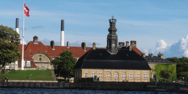 Kodaň, odtud se střílí dělová salva na počest dánské vlajky