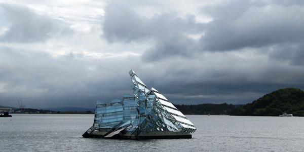 Moderní plastika na hladině Oslofjordu