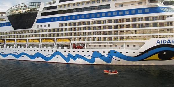 Výletní cruiser Aida, kotvící v  přístavu Rostock