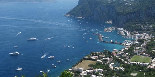 Rušný přístav Marina Grande, Capri