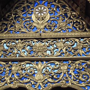 Detail štítu chrámu ve Wat Doi Suthep, Chiang Mai