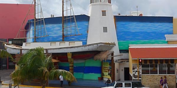 294. Cancún, obchodní dům naproti hotelu Flamingo