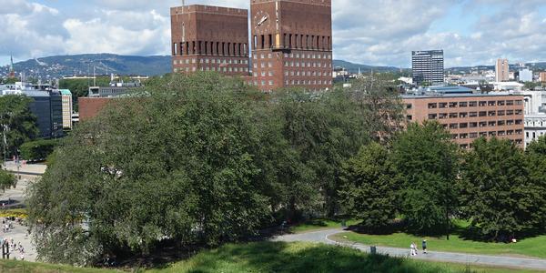 029. Oslo, pohled na radnici z pevnosti