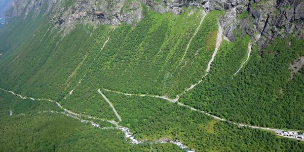 060. Pohled z Trollstigen do údolí Isterdalen