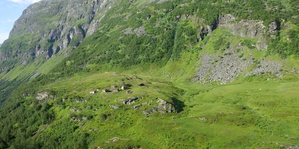 076. Geiranger, farma na útesu