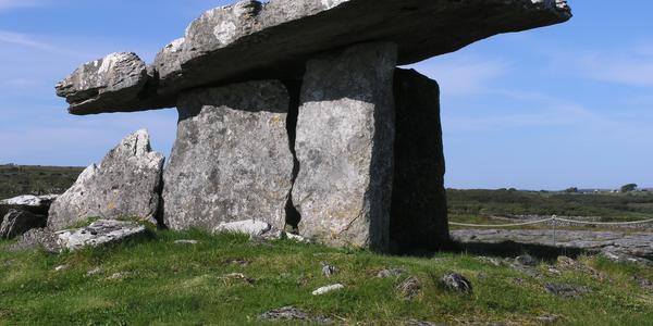Hrobka Poulnabrone v kraji Burren