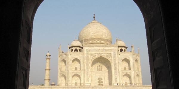 Agra, typický pohled na Tádž Mahal