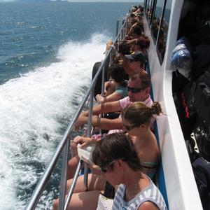 I v provizorních podmínkách si plavbu z Krabi na Koh Lanta všichni užívají