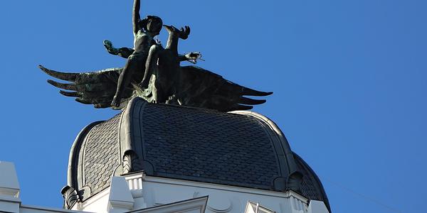 36. Sousoší na atice domu na Gran Vía