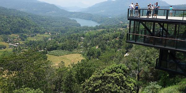 133. Pohled z hotelové terasy, před Nuwara Eliya