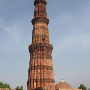 028. Delhi, Qutub Minar, symbol islámu v Indii