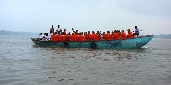 004. Buddhističtí mniši na Ganze, Varanásí