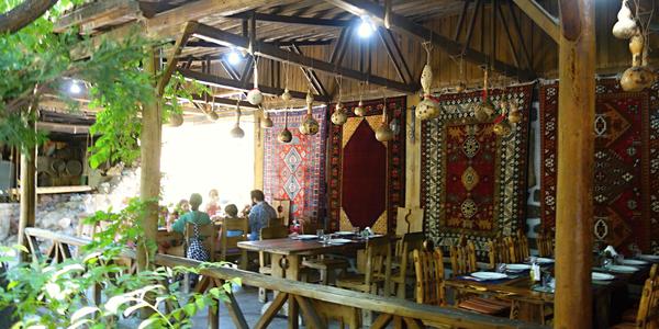Echmiadzin, zastávka na oběd 1