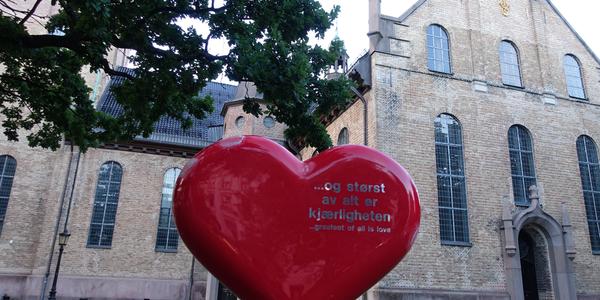 177-Oslo u katedrály, pomník Breivikovým obětem