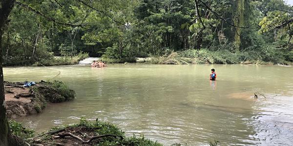 167-Agua Azul, koupaliště má nad peřejemi plavčíka