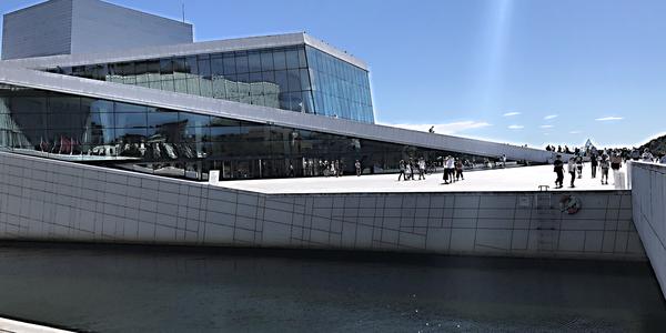 007-Oslo, nepřehlédnutelná budova Opery