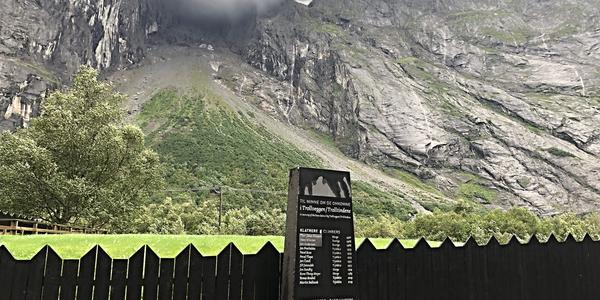 123-Romsdalen, pomník horolezcům