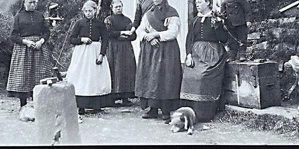 065- Sigrídur Thomasdóttir,druhá zprava