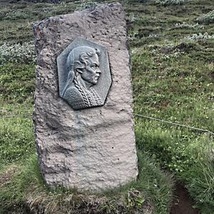 069- Sigrídur Thomasdóttir, pomník u vodopádu