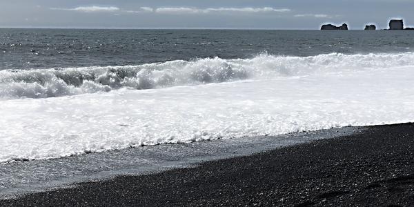 111- Reynisfjara, černá pláž je zdálky opravdu černá