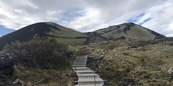 112-Grábrók, schody na sopku