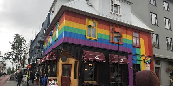 041-Reykjavík je barevný, Laugarvegur