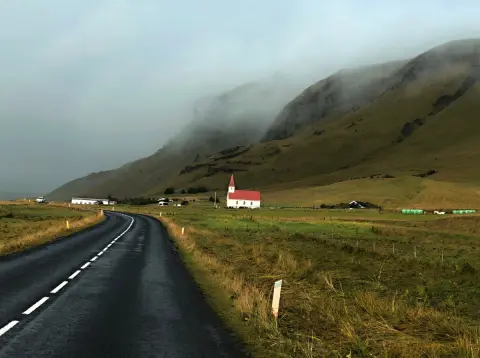 Reynisfjara, faremní kostelík
